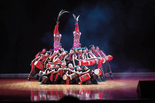 云南省第十三届民族民间歌舞乐展演的舞蹈节目《鼓舞少年》。昆明市民族宗教局 供图 拷贝.png