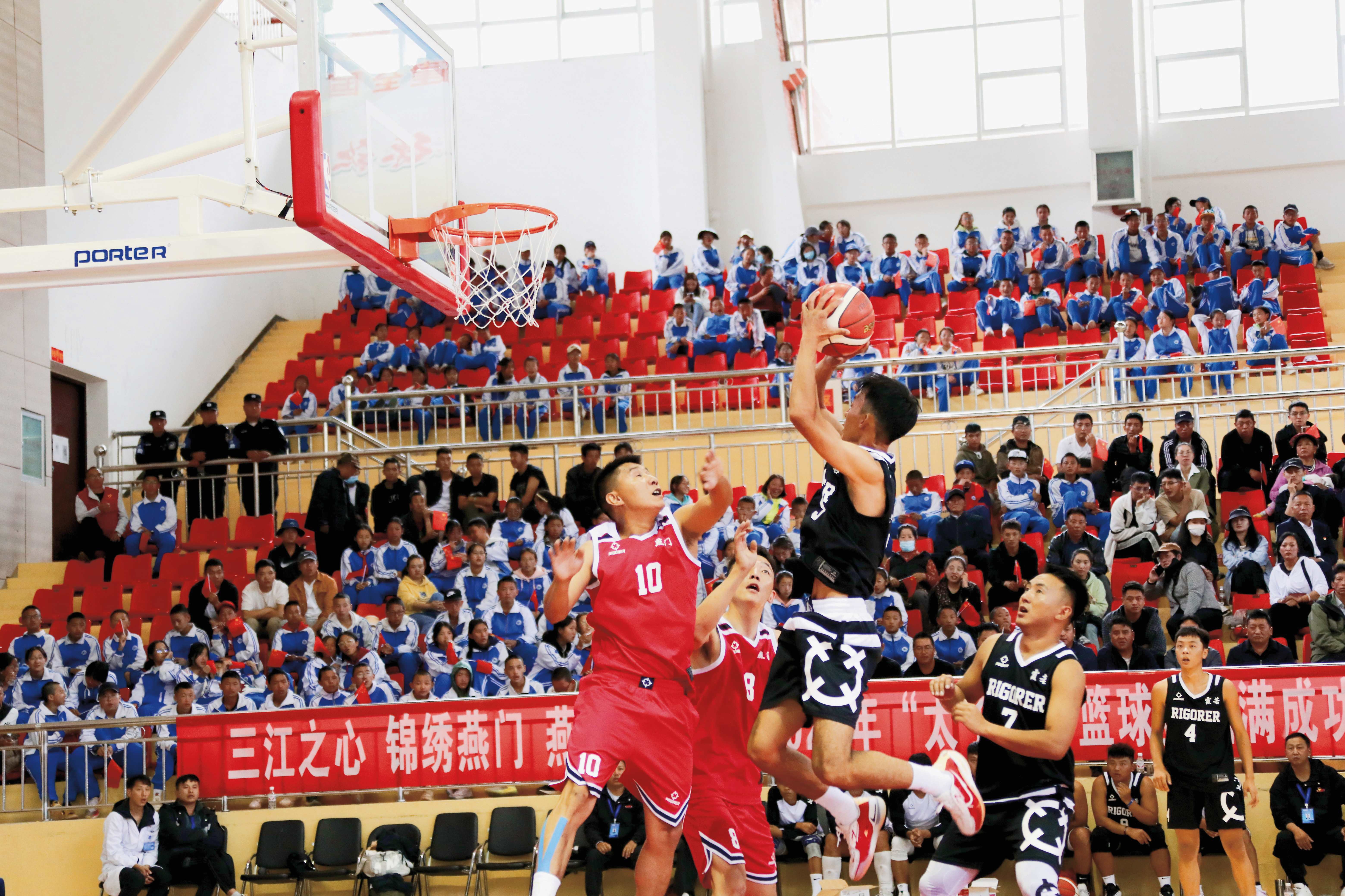 （江初）“太子杯”篮球赛已经成为了德钦县民族团结的又一盛会。图为太子杯篮球赛现场.jpg
