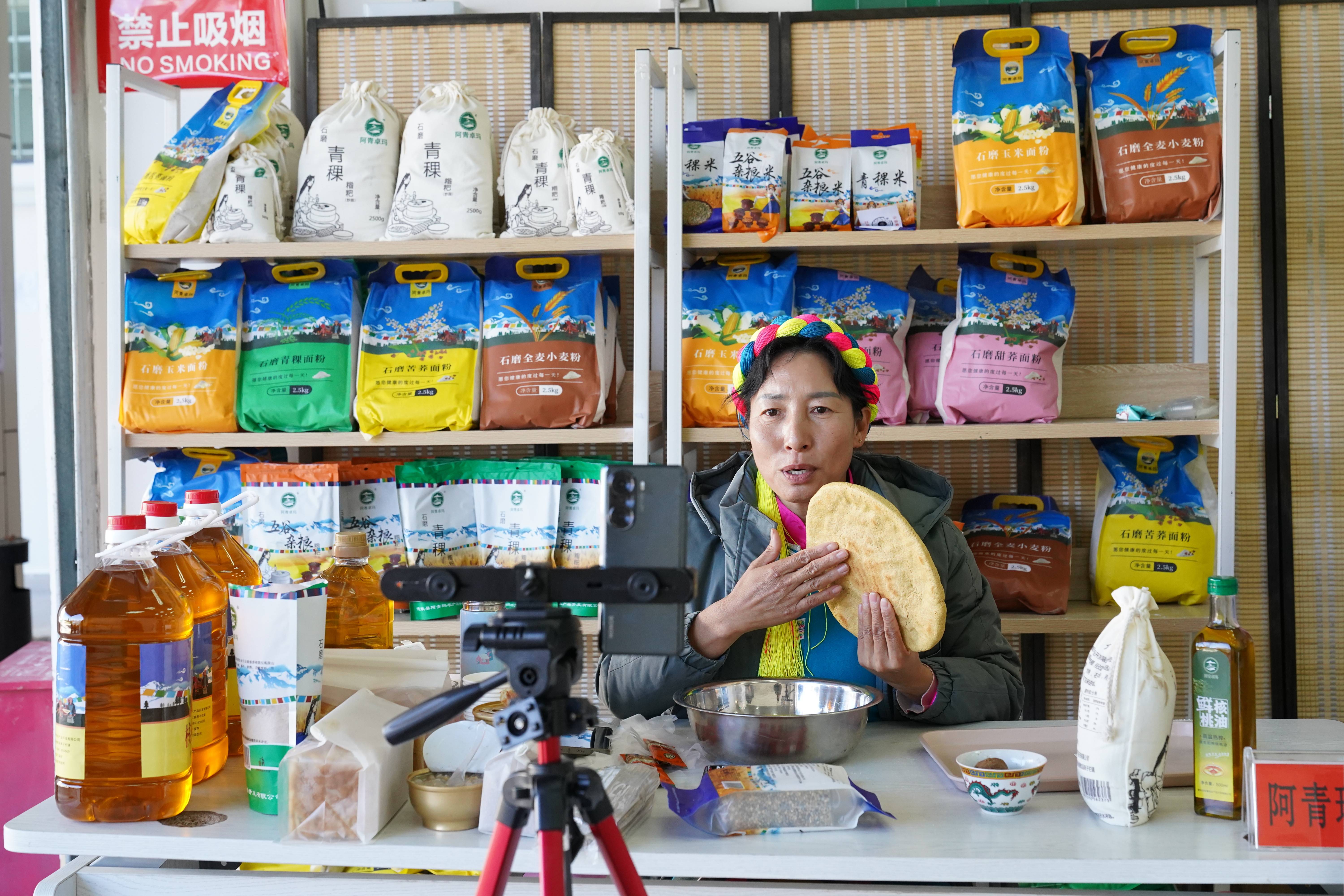 德钦县致富带头人阿青玛正在直播售卖德钦农特产品 洛桑央宗摄.jpg