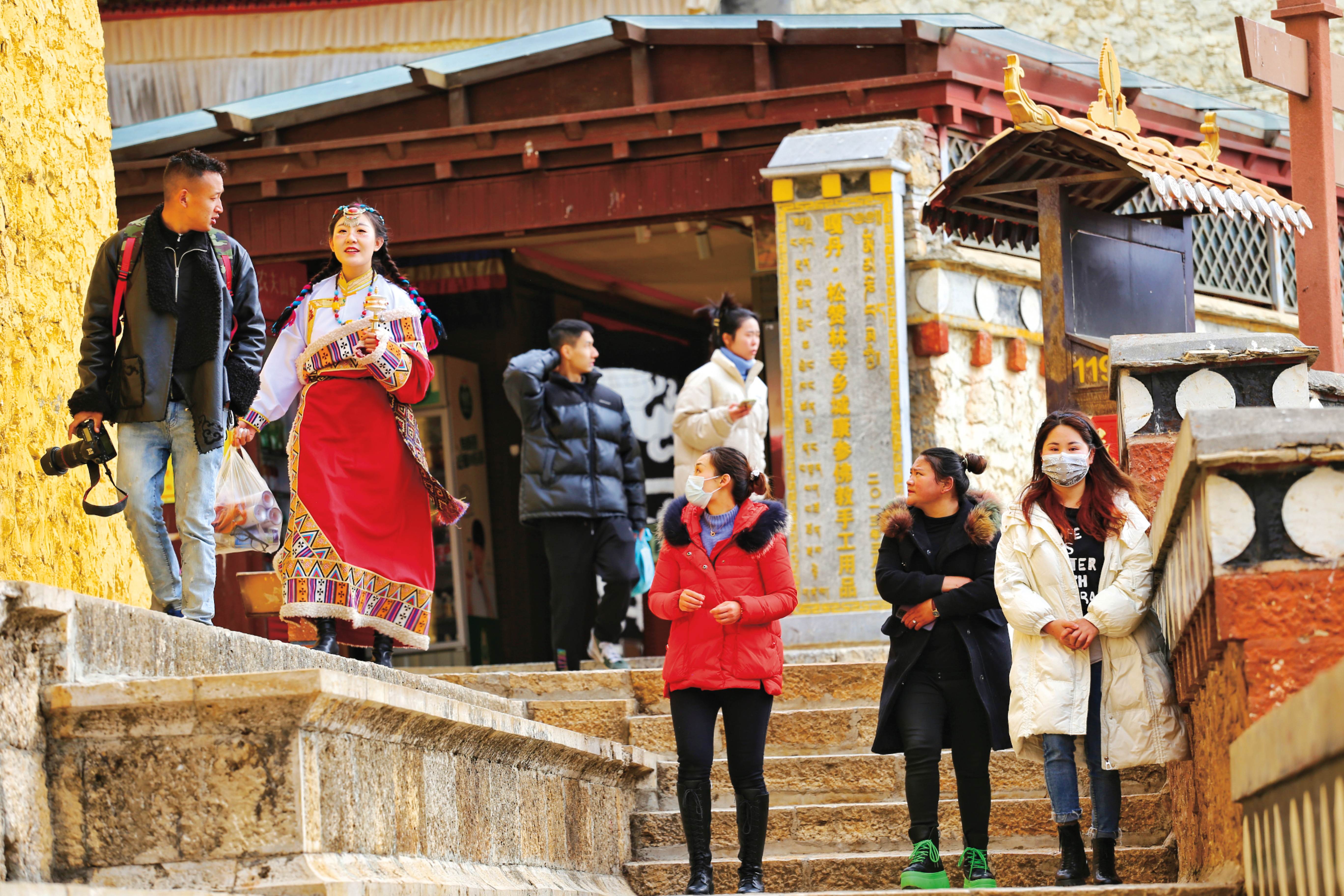 2023年藏历新年期间各地游客在香格里拉体验藏历新年文化黄晓丽摄 (1).jpg