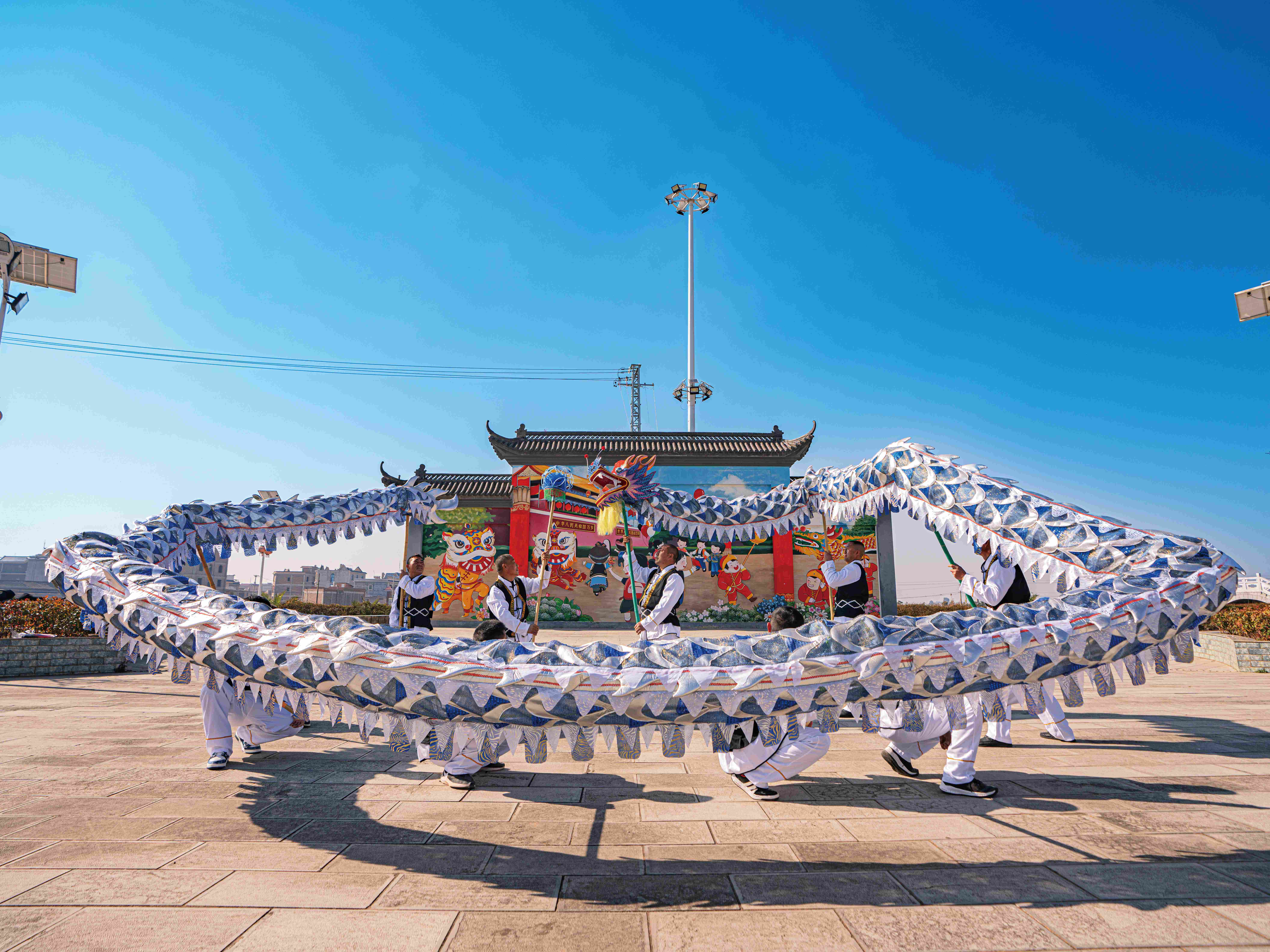 小街镇积德村民族舞龙 舞出新生活.jpg