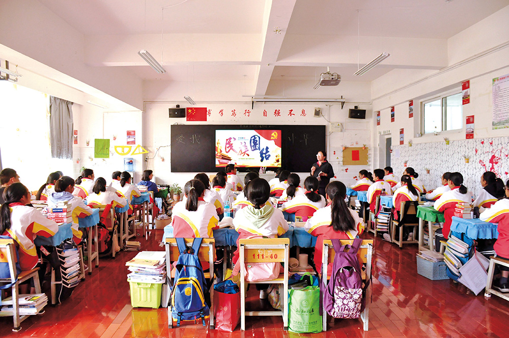 迪庆州民族中学民族团结进校园、进课堂 洛桑央宗摄.jpg