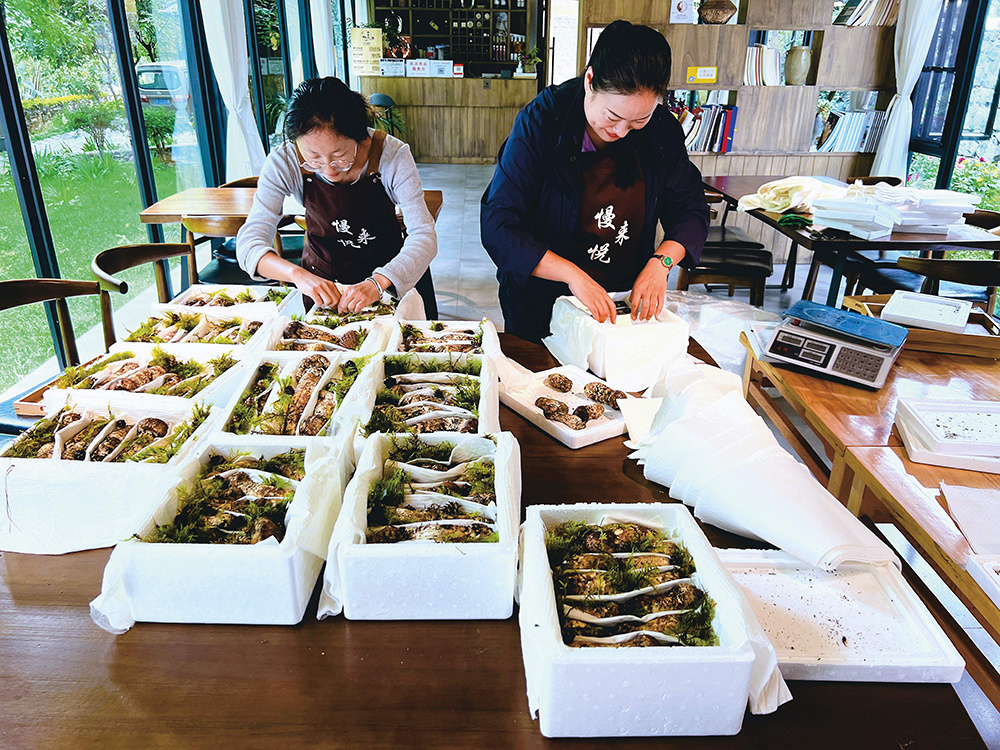 张燕-和艳群销售当地农特产品 (10).jpg