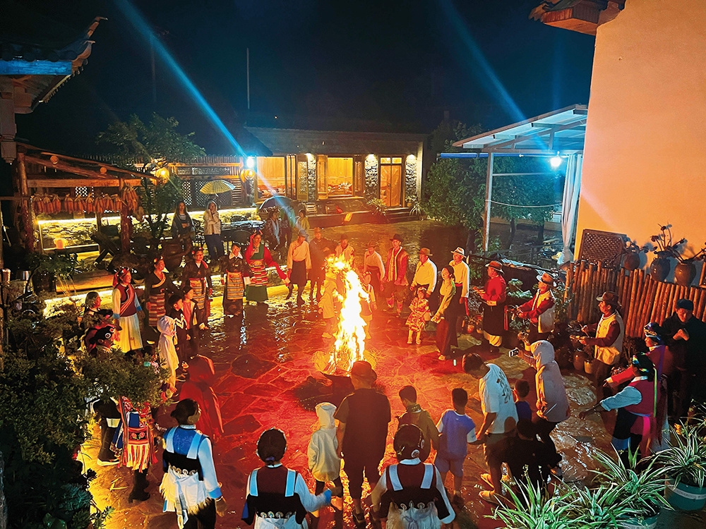 张燕-游客体验民俗文化 (2).jpg