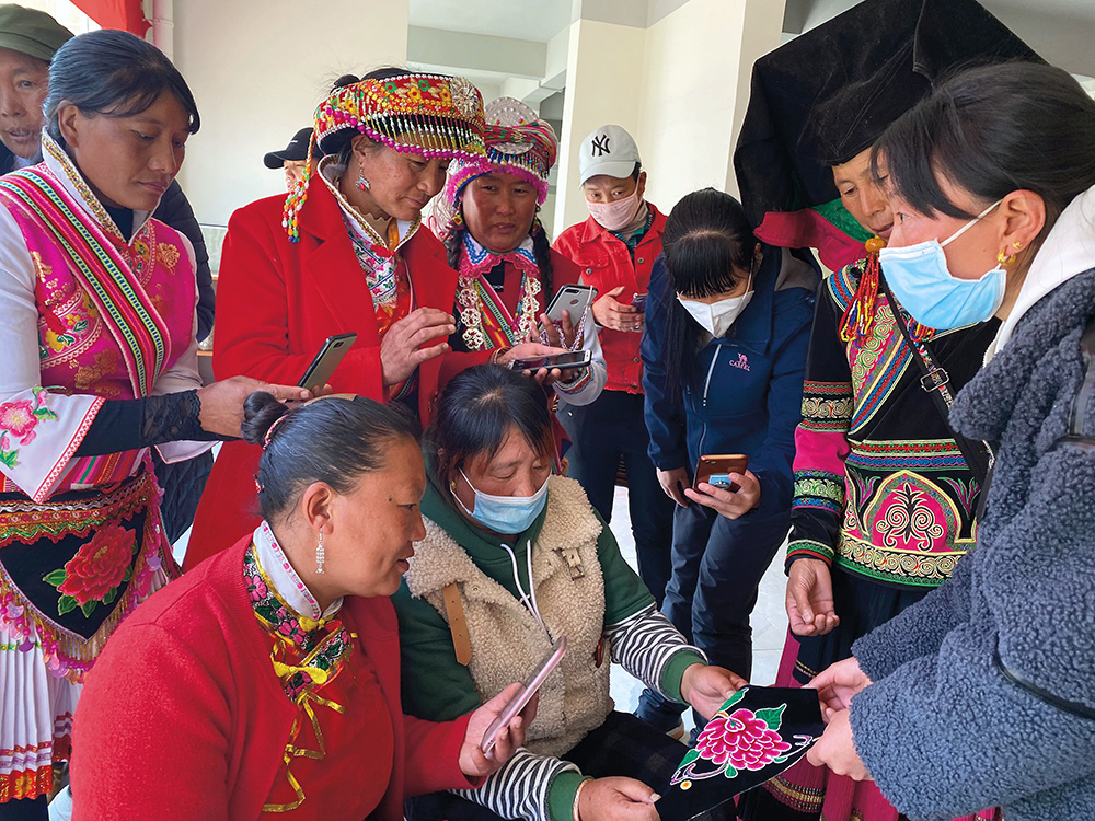 张燕-维西县组织易地扶贫搬迁安置点群众举办非遗扶贫工坊第一期刺绣培训（张燕---摄）（2) (4).jpg