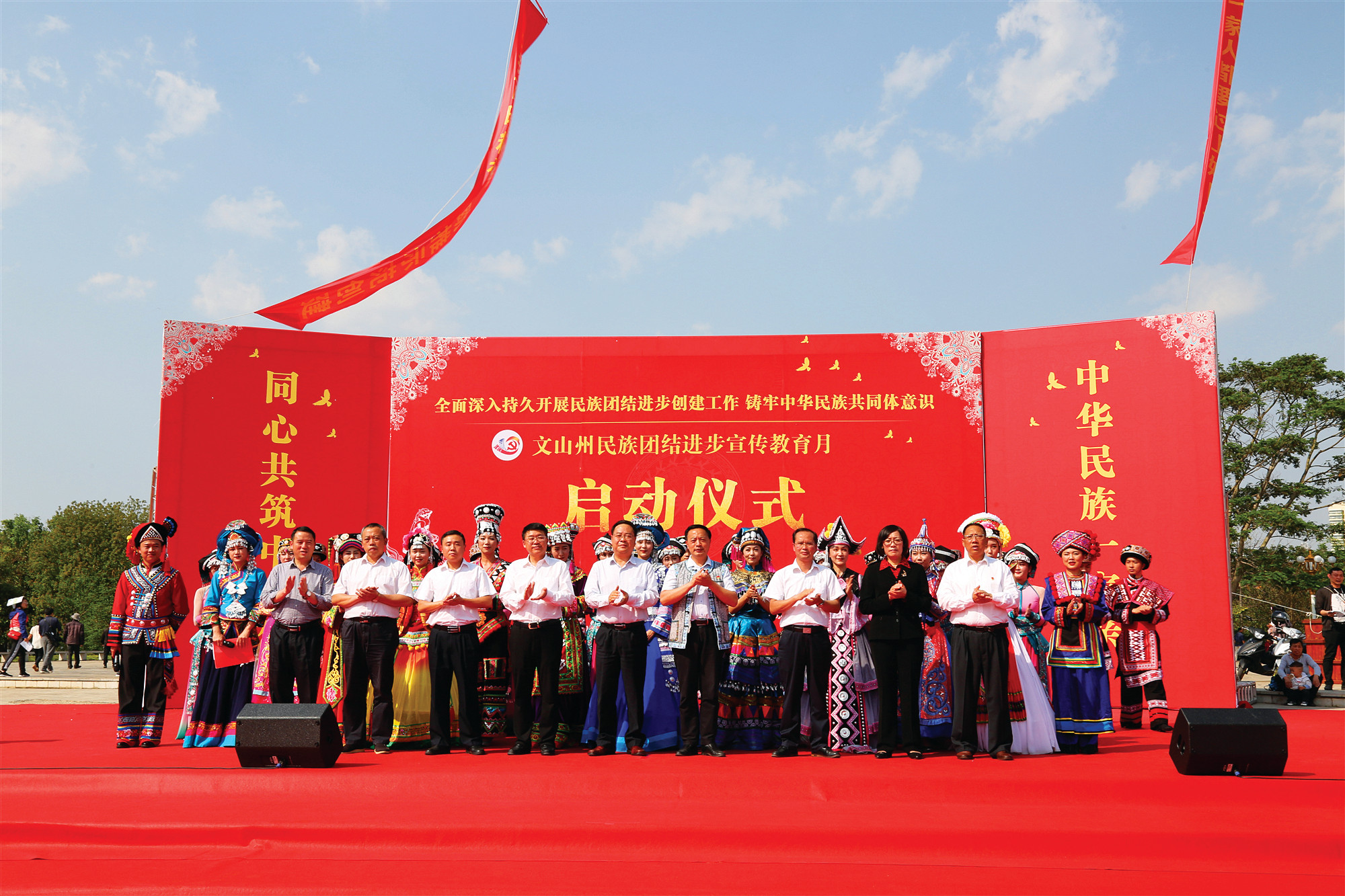 七乡大地“石榴红” 共绘民族团结新画卷