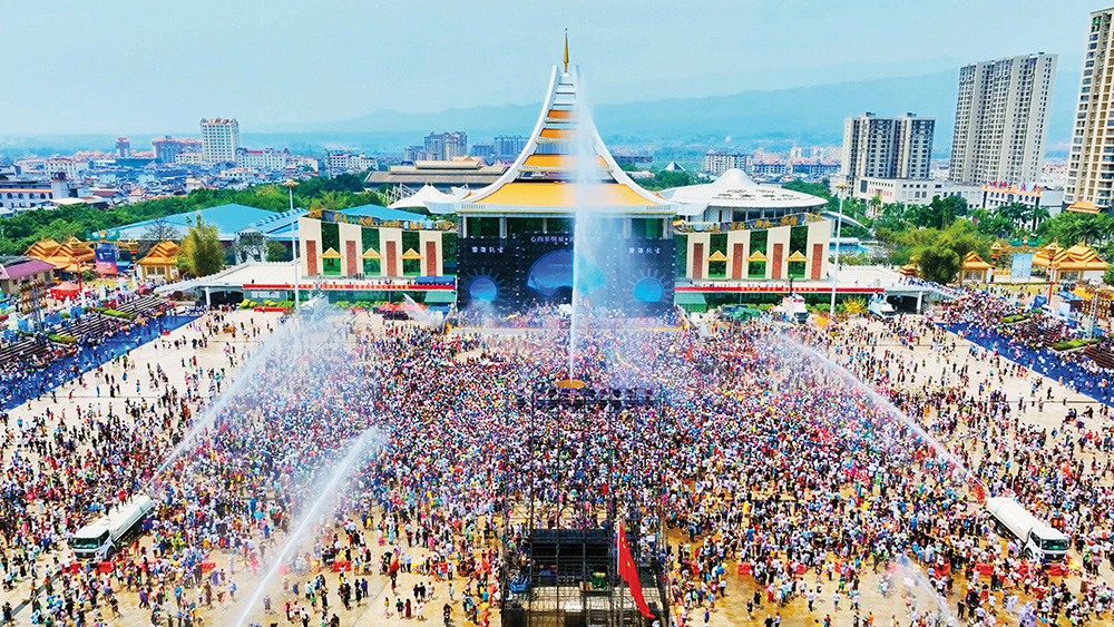 德宏泼水节 靠快乐征服全网