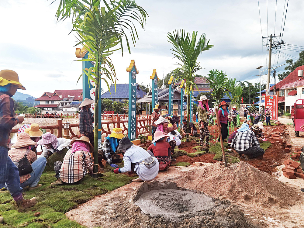 版纳曼烈村干群合力共治人居环境.jpg