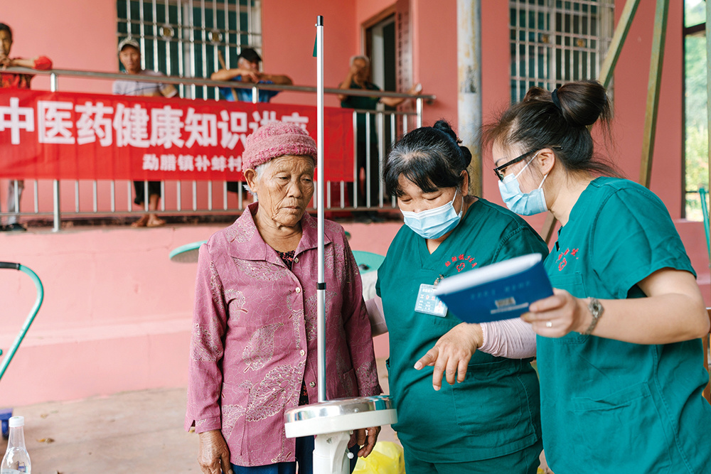 勐腊县开展农村医疗服务.jpg