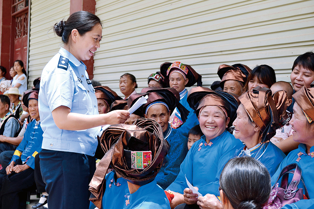 文山州西畴县局出入境大队深入村寨走访、宣传出入境知识.jpg