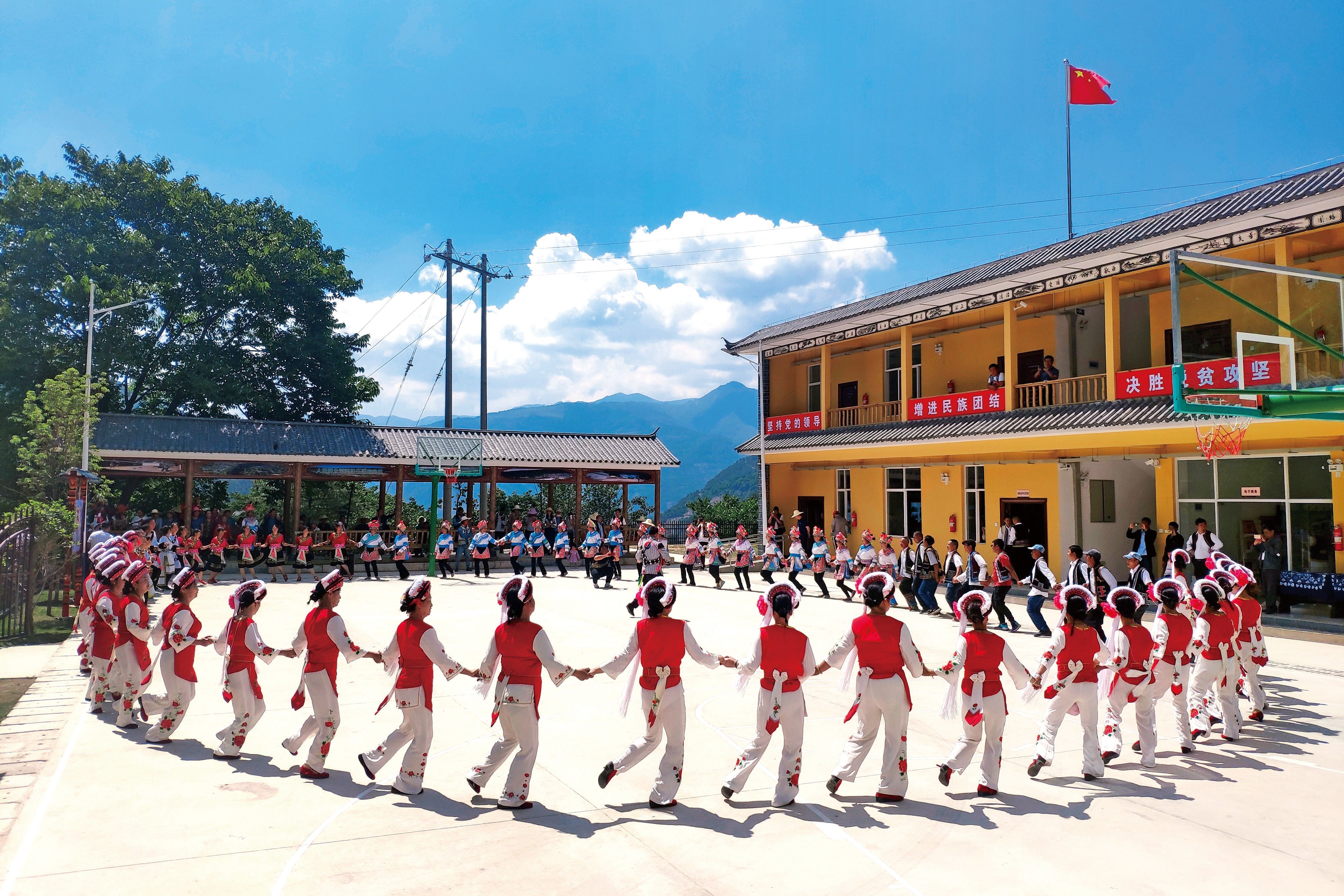 高发村：党旗飘飘春来到 山乡处处石榴红