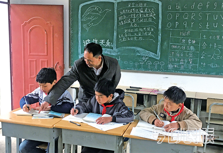 乡村教师农加贵的三十年