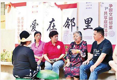 苏琼芬（左三）走进楼院倾听居民心声.jpg