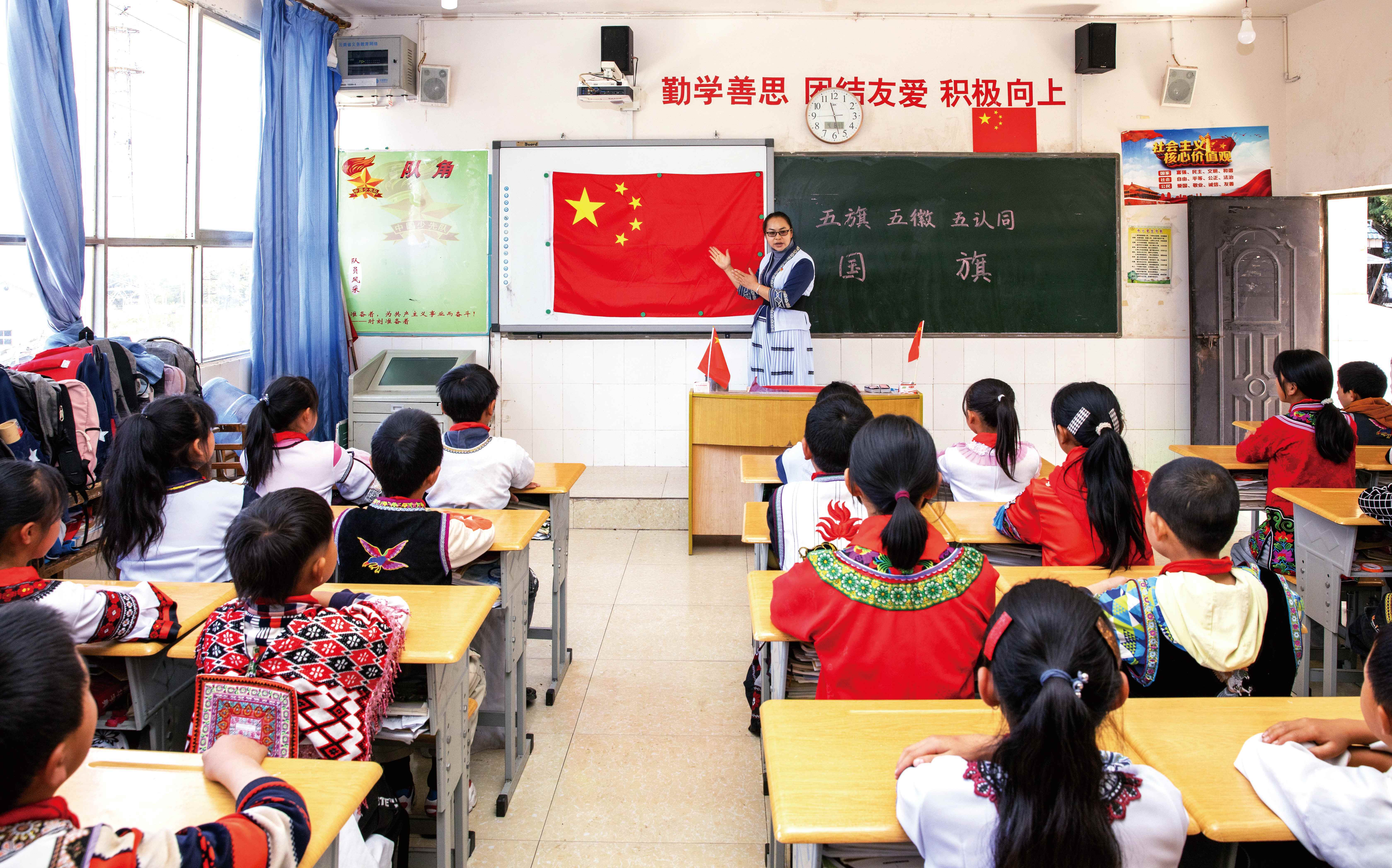 在学校开展“五旗、五徽、五认同”工作，深化铸牢中华民族共同体意识国民教育工作 拷贝.jpg