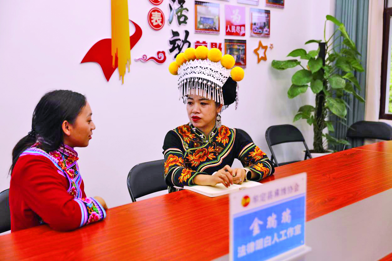 1780475532715008061.jpg 金瑞瑞为绣娘解答法律咨询.jpg